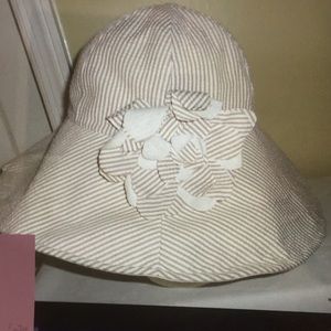 Bagley Mischka hat sun tan white seersucker MED